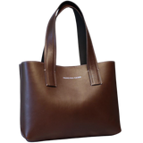 Auf diesem Bild ist unsere braune Shopper Bag zu sehen. Sie ist Rechteckig und hatte dekorative Nähte an den Trägern und der Taschen Öffnung. 